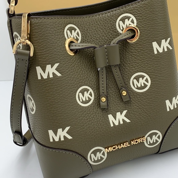 MICHAEL KORS
Mercer Small Logo Embossed Leather Bucket Bag
COLOR OLIVE
NWT - Picture 3 of 16